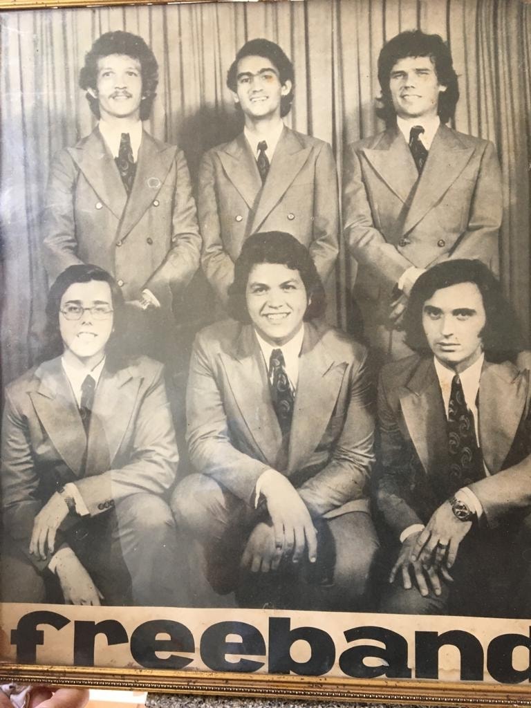 Retrato sépia dos seis integrantes fundadores de terno, com o nome da banda à frente